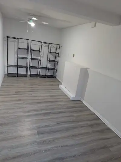 A private extra-large room for rent in one of the finest areas in Barrie. Shared washroom and kitche...