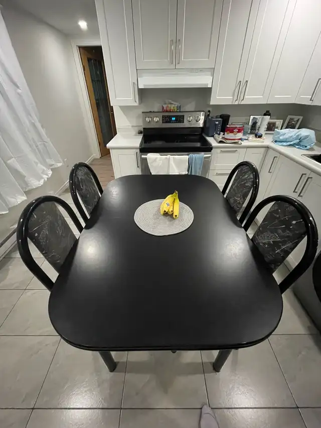 Fauteuil et table avec quatre chaises à vendre in Dining Tables & Sets in Longueuil / South Shore - Image 3