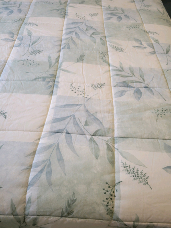 Queen size bedspread Bedding Edmonton Kijiji