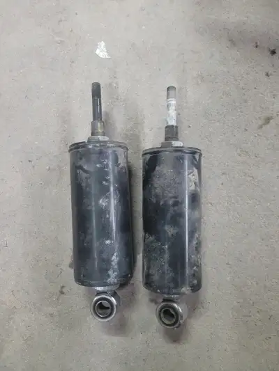 2 pairs of softail shocks 2000+ Low km shocks