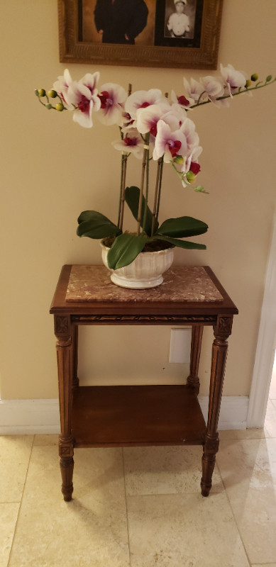 Marble top and wood side table in Other Tables in Oakville / Halton Region - Image 3