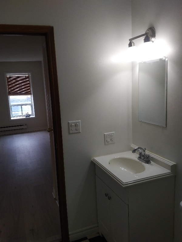 CAMPBELLFORD BRIGHT, SPACIOUS & NEWLY RENOVATED DOWNTOWN APT Long