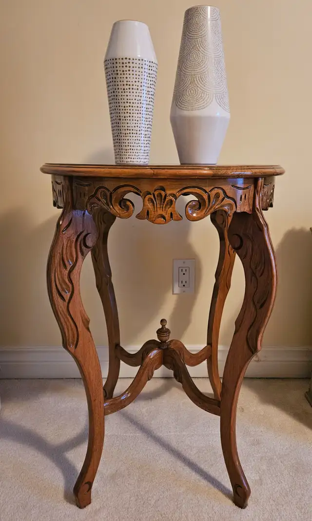 VINTAGE 1940'S WALNUT CARVED FRENCH STYLE SIDE LAMP TABLE -  USA in Coffee Tables in City of Toronto - Image 7