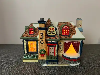 - Vintage Lemax Vail Village 2001 collection - Porcelain lighted house with original foam packaging...