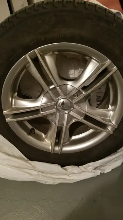 Pneus d'hiver Michelin sur jantes Ion ,utilisés juste une saison et après j'ai vendu l'auto