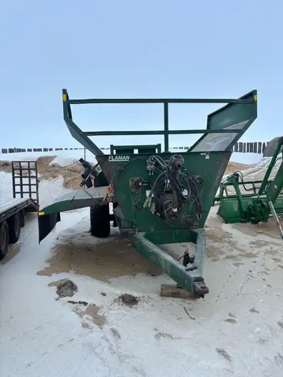 Bale King 3110 with 40bu grain tank, RH discharge. Fine cut option. Newer tires. Everything works. R...