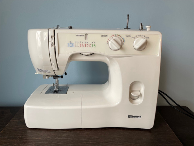 Kenmore Sewing Machine Like New in Hobbies & Crafts in Markham / York Region - Image 2