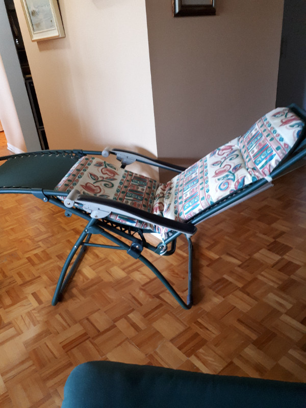 Chaise longue Zéro gravité, inclinable, verrouillable et coussi in Patio & Garden Furniture in City of Montréal - Image 3