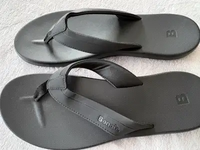 New Women's Black Bench Flip Flops Size 11, View more