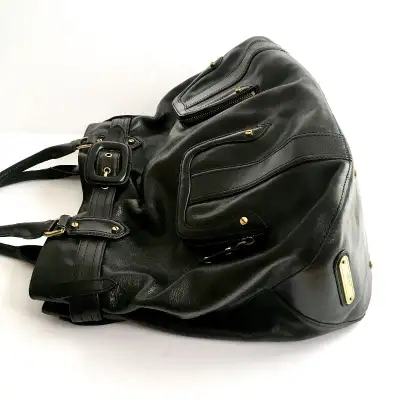 Authentic Cole Haan. Excellent condition. Like new. Genuine leather. Dimensions 17 x 14 x 7 inches.