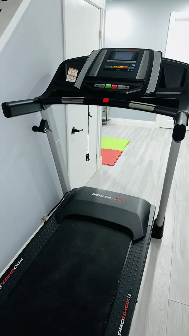 treadmill in Exercise Equipment in Oshawa / Durham Region - Image 2