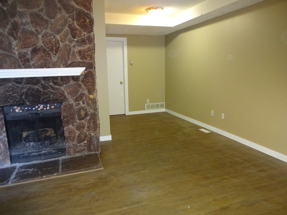 Southwood 2 bedroom townhouse, parking, balcony  $1480/m+ ut , 4