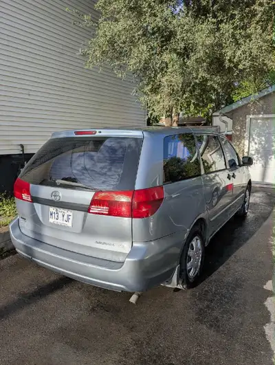 Je mets en vente ma Toyota Sienna 2004, une minifourgonnette avec un moteur V6 de 3,3 litres, parfai...
