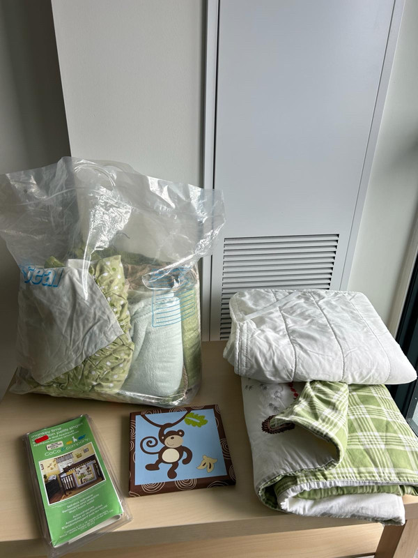 Baby Crib Bedding Set, 5-piece and extras. Like New in Cribs in City of Toronto - Image 4