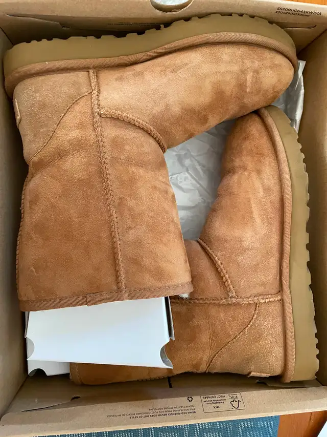 UGG shoes size 7 in Women's - Shoes in City of Toronto - Image 2