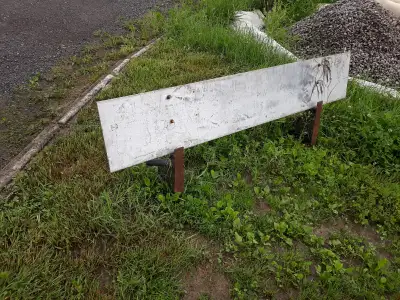 Folds and has flag sockets. If interested leave me your phone number