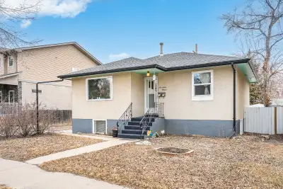 Welcolm to 1711 Broadway Avenue. Go to www.For SaleByOwner.ca (Saskatoon) for more details. This cha...