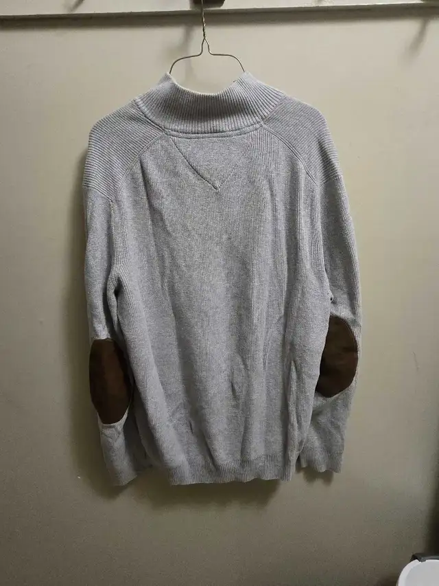 Tommy Hilfiger Sweater in Men's in Mississauga / Peel Region - Image 5