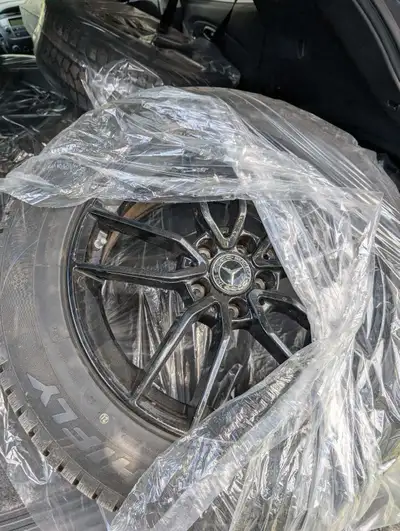 Pneus Hiver 235/60R/18 Mags et valves TPMS ÉTAIT SUR GLC300 MBENZ 1 MOIS USURE