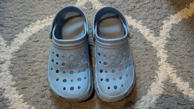 1$ sandale/croc garcon grandeur 5 bon état tel quel Candiac J5R4 in Kids & Youth in Longueuil / South Shore - Image 2