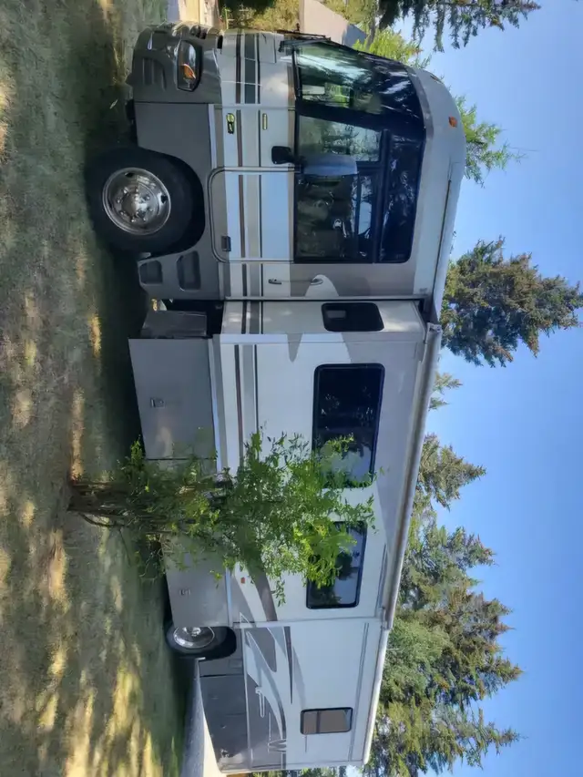 2003 Winnibego Motorhome Class A in RVs & Motorhomes in 100 Mile House - Image 2