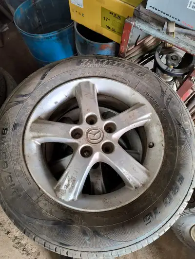 2 pneus montés sur mag Mazda 5 /114.3 215-65 r16 info Steve 514 498-8585