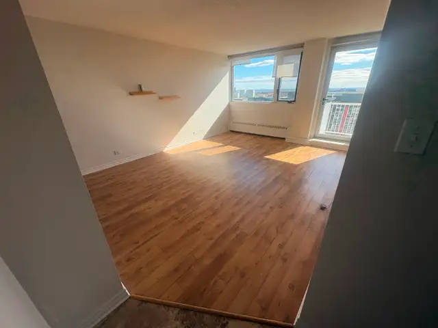 Urgent: cession de bail dès 1 nov. 3 1/2 avec balcon/ Piscine in Long Term Rentals in City of Montréal - Image 2