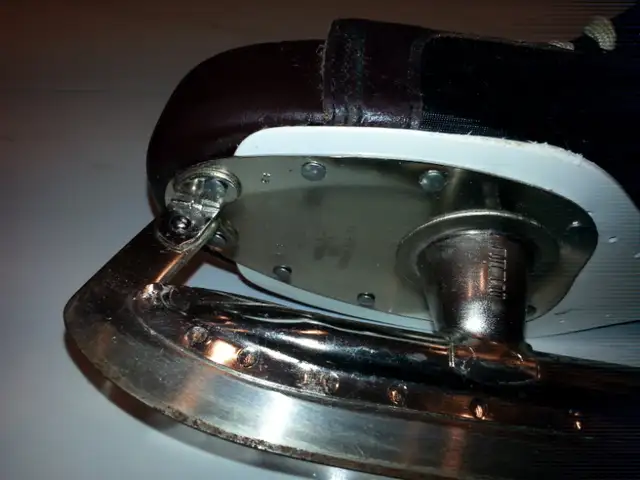 Vintage Bauer Hugger hockey skates Size 11 2/3 (1970's) in Hockey in Markham / York Region - Image 3