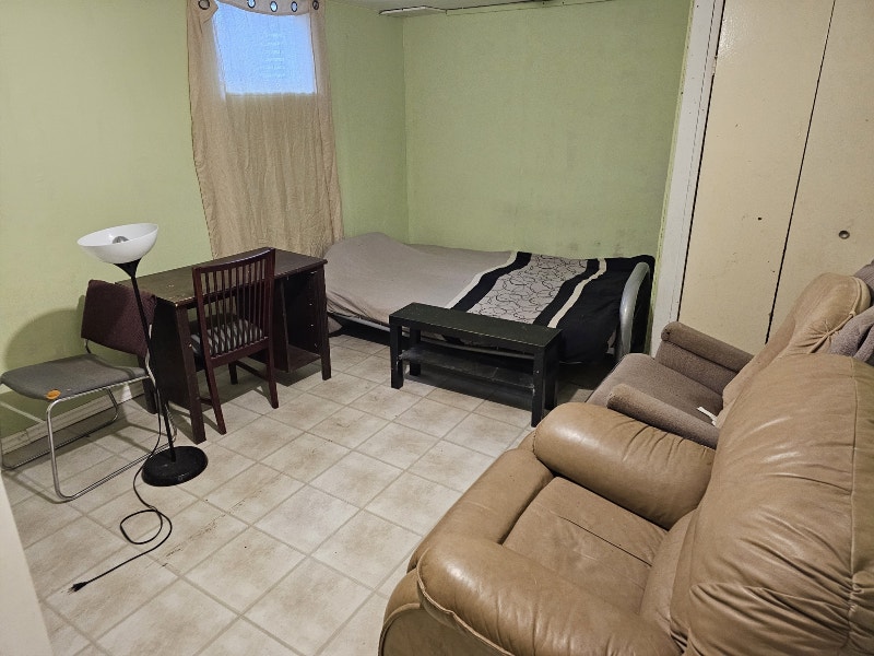 650 FURNISHED ROOM FOR RENT ALBION & WALKELY Room Rentals