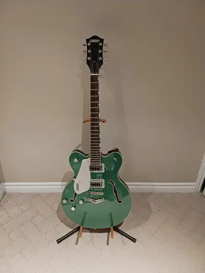Selling my left-handed Gretsch Electromatic G5622 Centre Block, Double-Cut, V-Stoptail, thinline gui...