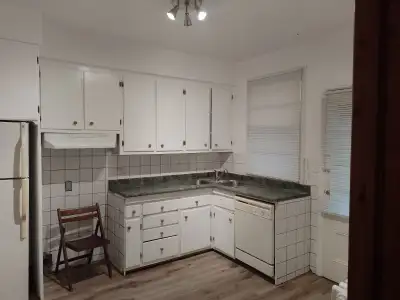 Bungalow on nice residential street near Henri-Bourassa. Three bedrooms, one bathroom, unfinished ba...