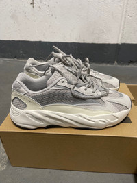 Deadstock Yeezy 700 v2 Static size 11