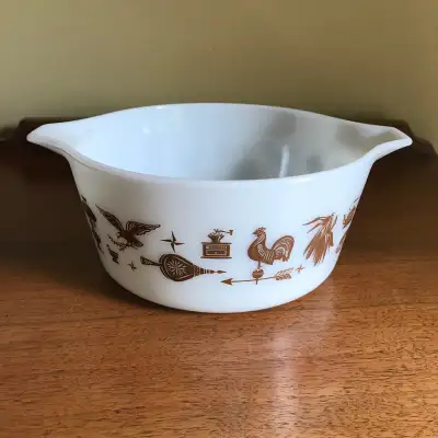 Pyrex 1 1/2 qt. #474 Vintage Early American White with Brown Round Casserole Dish. 1962-1971. Primit...