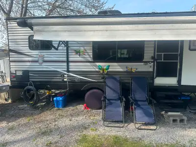 Caravane Pionner 35 pieds 2017 , acheter neuve en 2022 , viens avec les accessoires extérieur , Util...