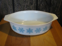 PYREX SNOWFLAKE 2 1/2 QT USA.