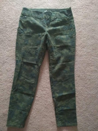 Ladies Jordache camouflage pattern pants