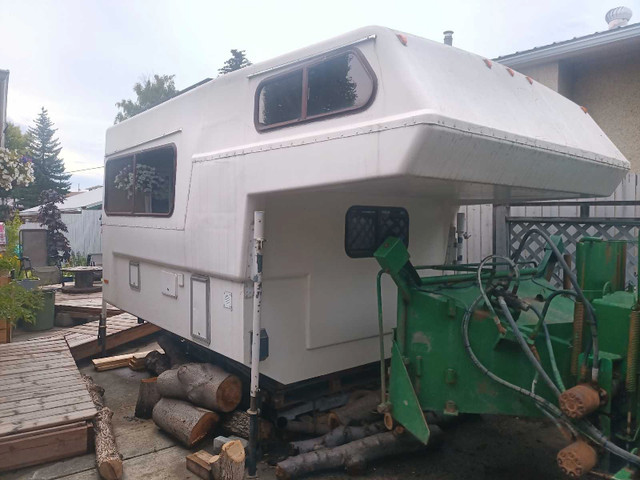 1980s Bigfoot 9.5ft Truck Camper in Travel Trailers & Campers in Calgary