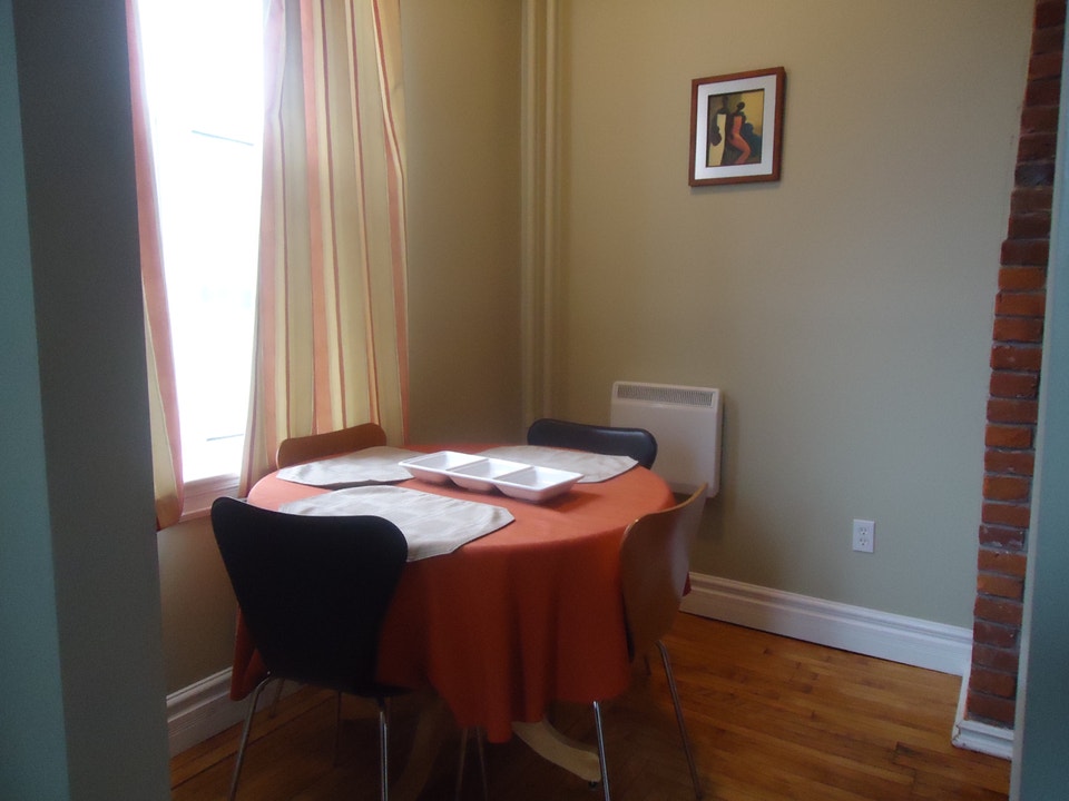 Outstanding Victorian One Bedroom-Great Downtown Locale 4