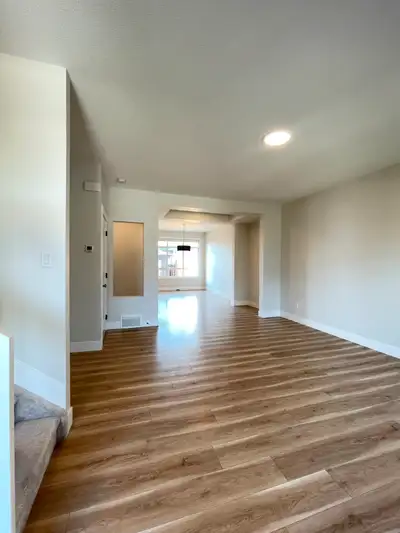 Beautiful 3bedroom double garage duplex in Keswick for rent
