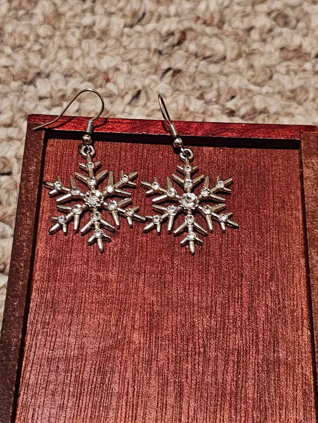 Snowflake ear rings  in Jewellery & Watches in Grande Prairie