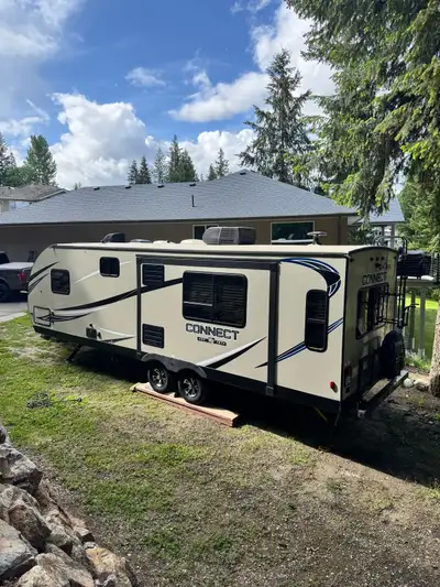 One owner bought new 2018, 30 lbs propane tanks, solar panel plug in, two new batteries. Nice layout...