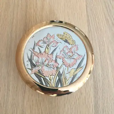 Beautiful piece of Art of Chokin porcelain. Floral etched images gilded in 24 kt gold silver and cop...