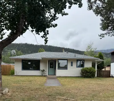 *Move in ready super clean freshly painted cozy home* -2 bed 1 bath centrally located in Smithers. A...
