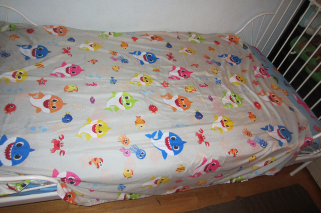 Baby Shark Twin Sheet Set Like New incl baby shark family toys in Bedding in Mississauga / Peel Region - Image 4