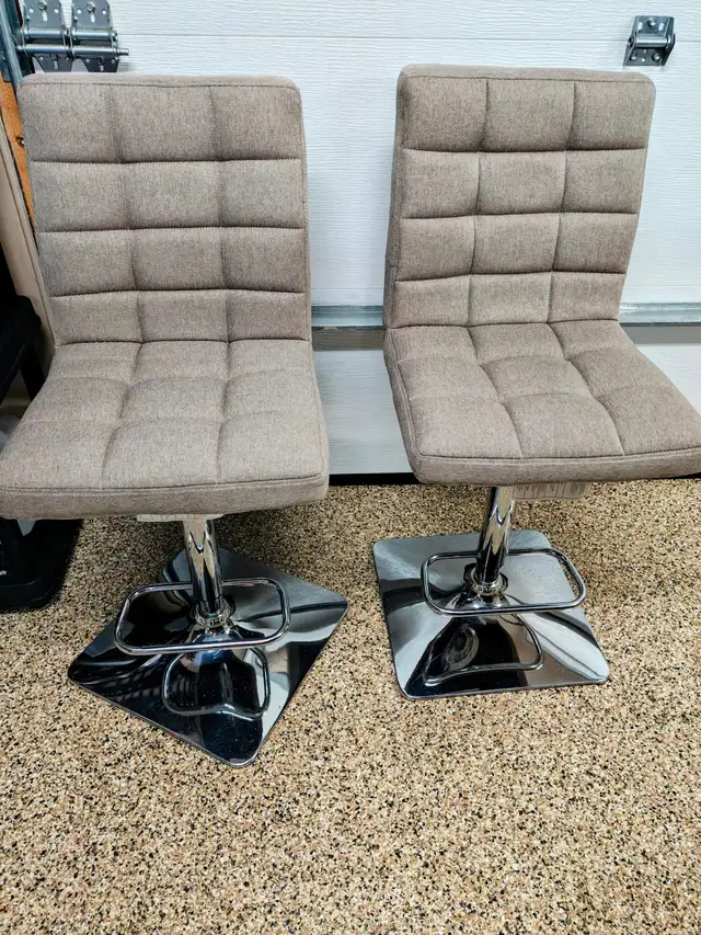  2 tabourets de comptoir / bar ajustables – Tissu beige in Chairs & Recliners in Lanaudière - Image 2
