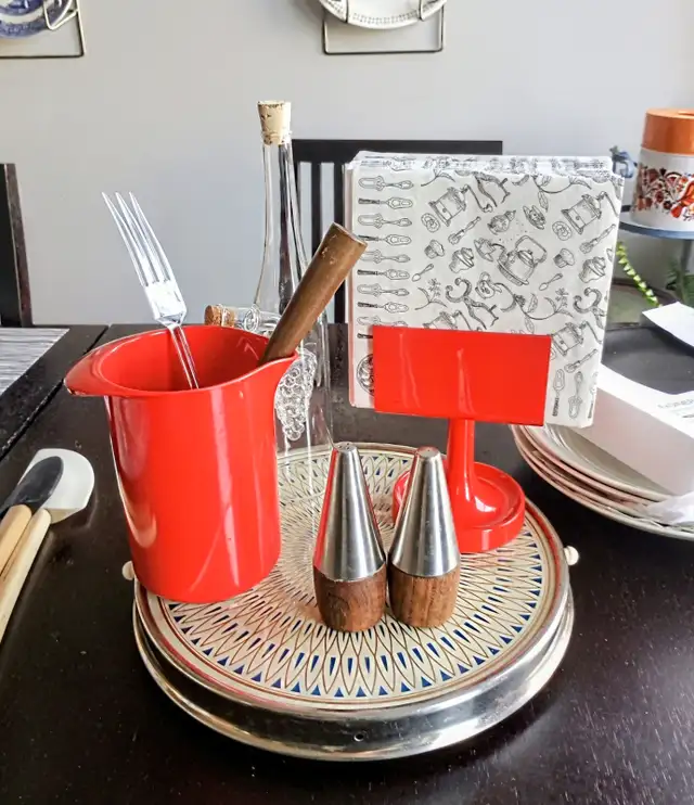 Beautiful Vintage Midcentury Rotating Cake stand, Lazy Susan in Kitchen & Dining Wares in Edmonton - Image 3