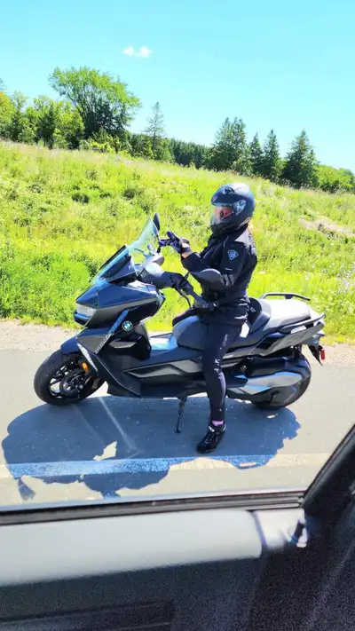 The C 400 GT is BMW’s premium mid-size maxi‑scooter, designed for urban commuting and sporty weekend...