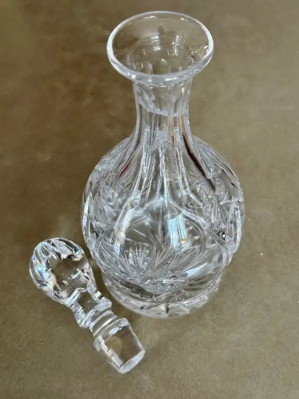 Elegant Vintage Cut Crystal Decanter - Pinwheel Star Pattern in Kitchen & Dining Wares in City of Montréal - Image 4