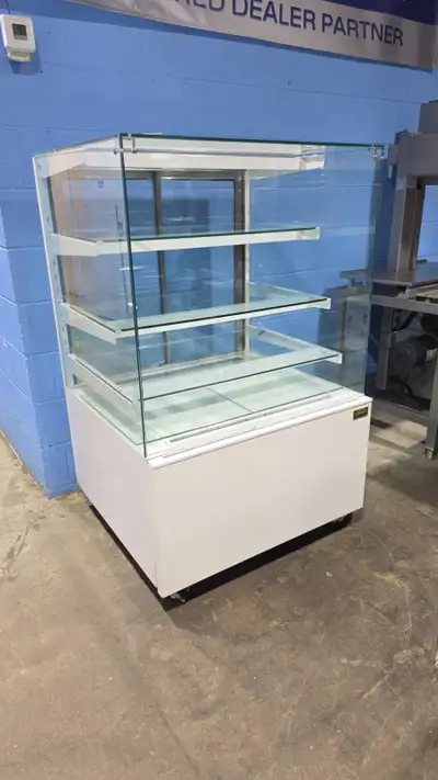 Igloo CURHP3 36" Flat Glass Refrigerated  Pastry Display Case, View more