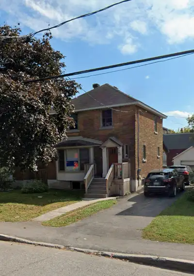 Room available in Sandy Hill! 4 male roommates starting their final year looking for a 5th person *$...